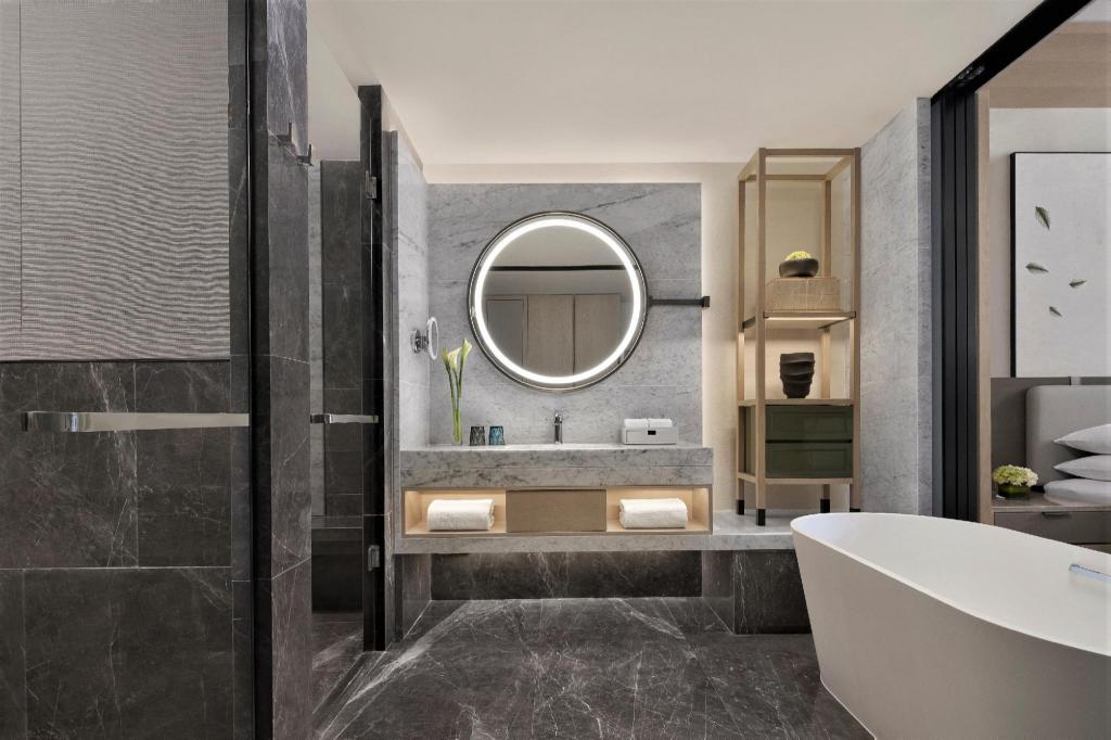 غرفة بسريرين مزدوجين بإطلالة على المدينة في طابق مرتفع، Liyang Marriott Hotel 2/2
