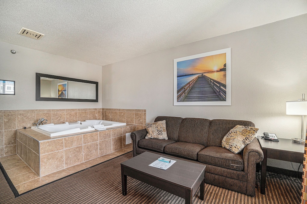 Days Inn Suites By Wyndham Traverse City 31/50
