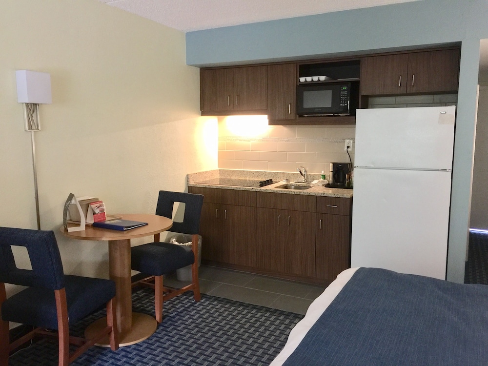 Days Inn By Wyndham Cocoa Beach Port Canaveral 11/44
