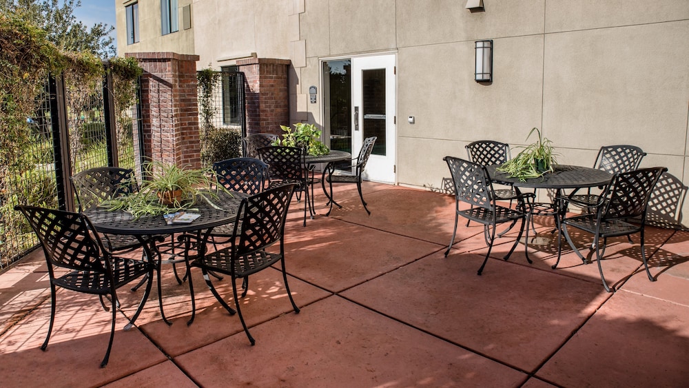 Holiday Inn Express Hotel & Suites Lincoln-Roseville Area 54/71