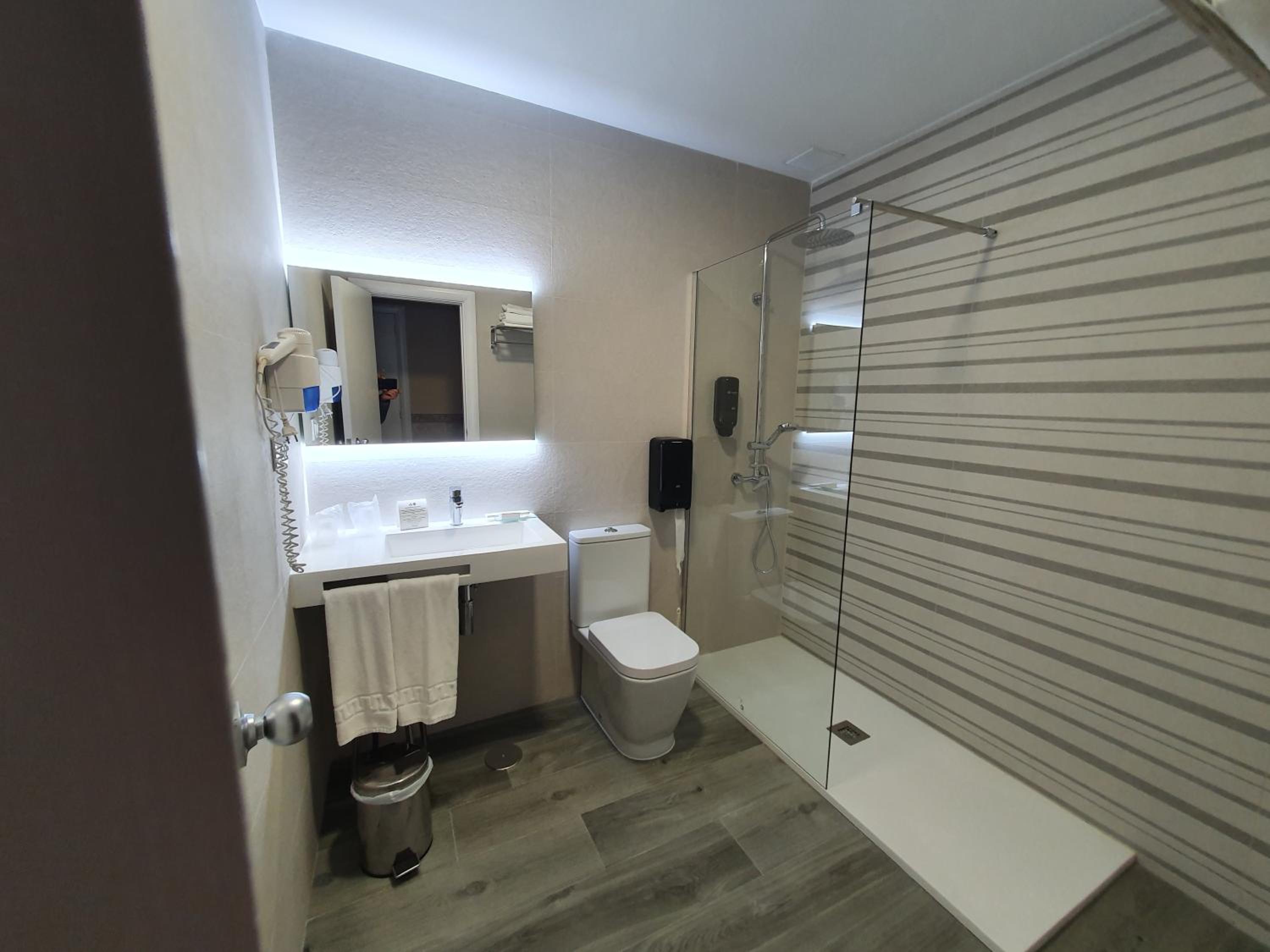 غرفة بسريرين منفصلين مع سرير إضافي، Hotel Azar 7/8