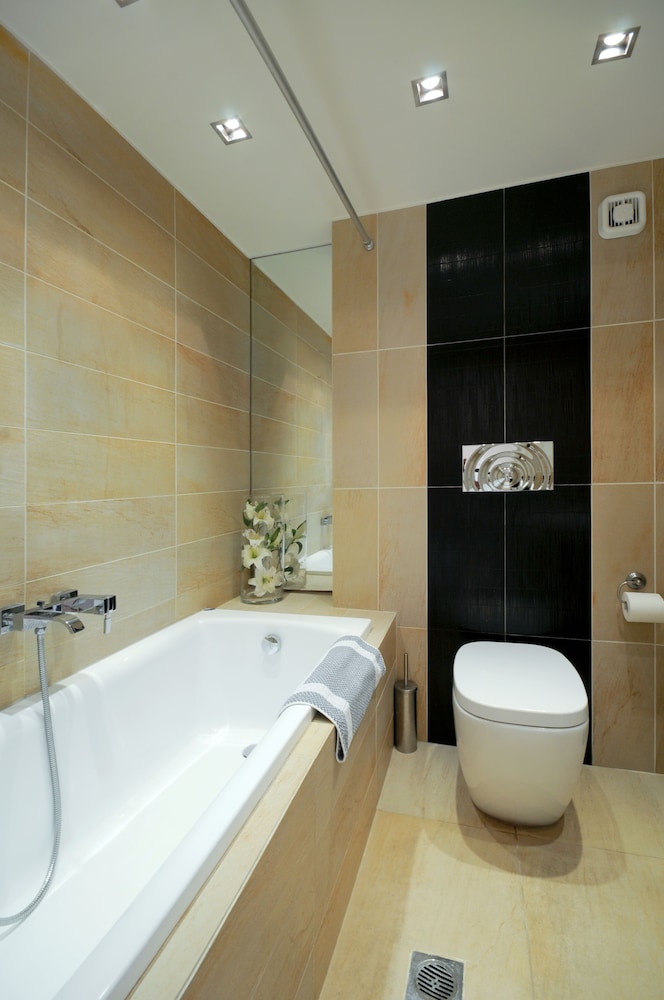 Polyastron Place Hotel & Spa 67/68