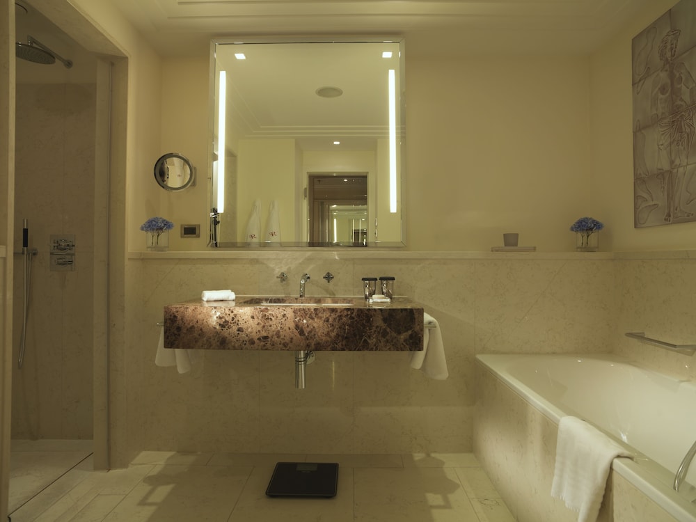 جناح كلاسيكي بسرير كينج، ROCCO FORTE THE CHARLES HOTEL 7/9