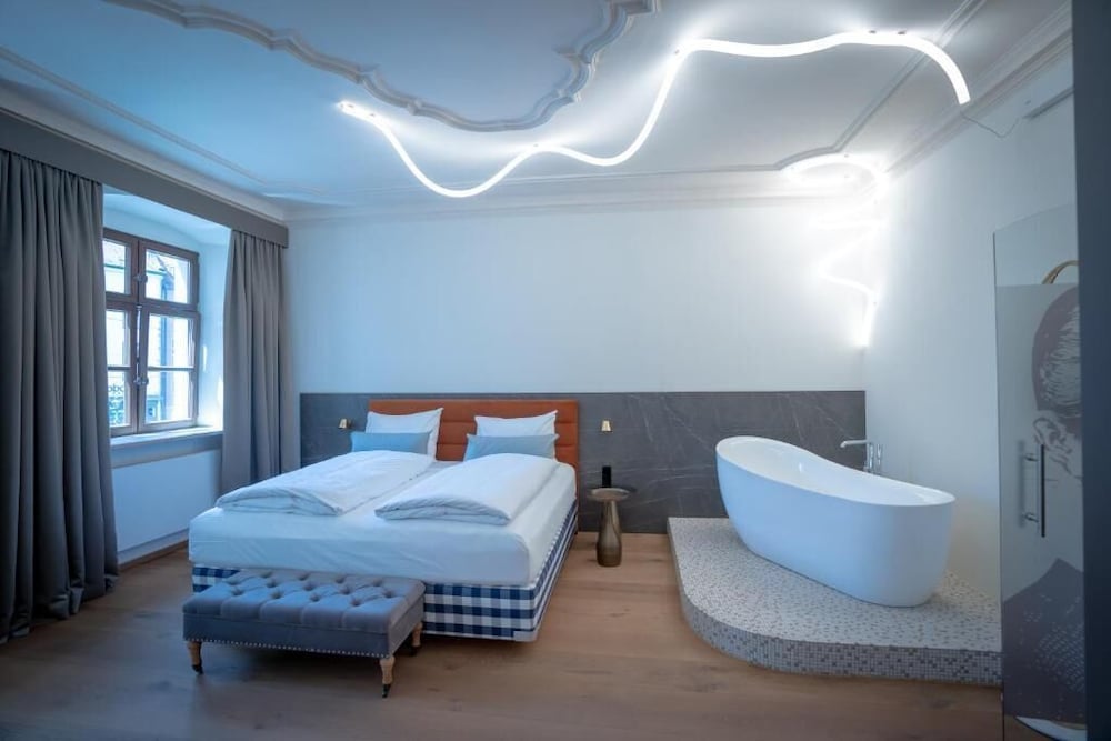 Maxim Suites by Elias Holl 10/42