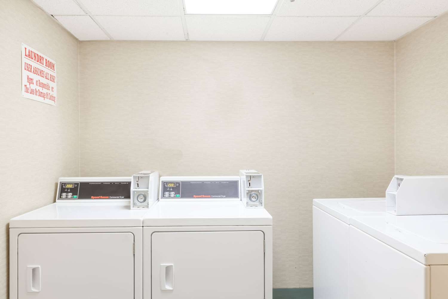 Howard Johnson by Wyndham Newark Airport 21/21