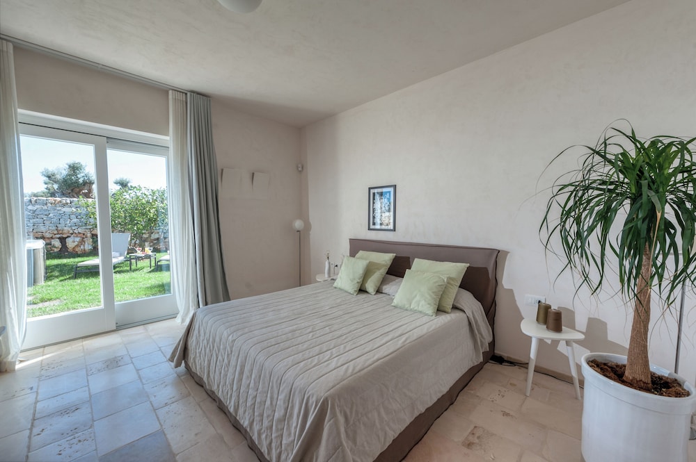 Junior Suite, King Bed, Pool Side, Sofa, Patio