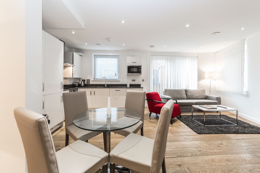 APPLE APARTMENTS GREENWICH 02 ARENA 24/27