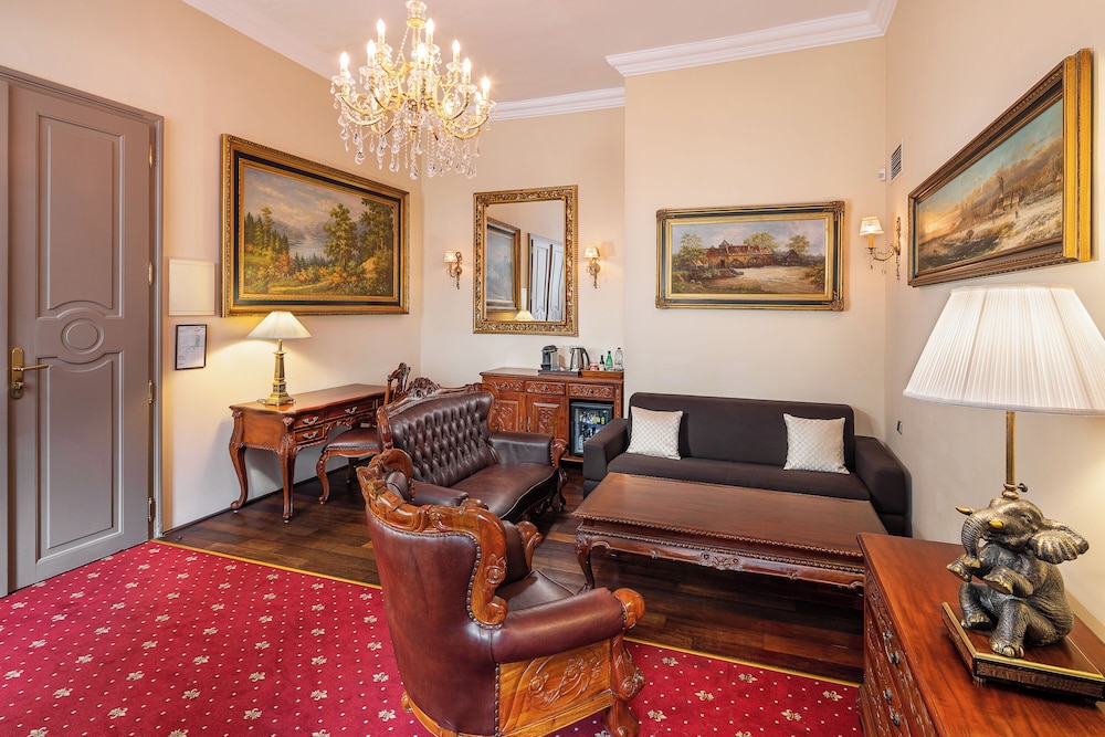 Iron Gate Hotel And Suites 46/71