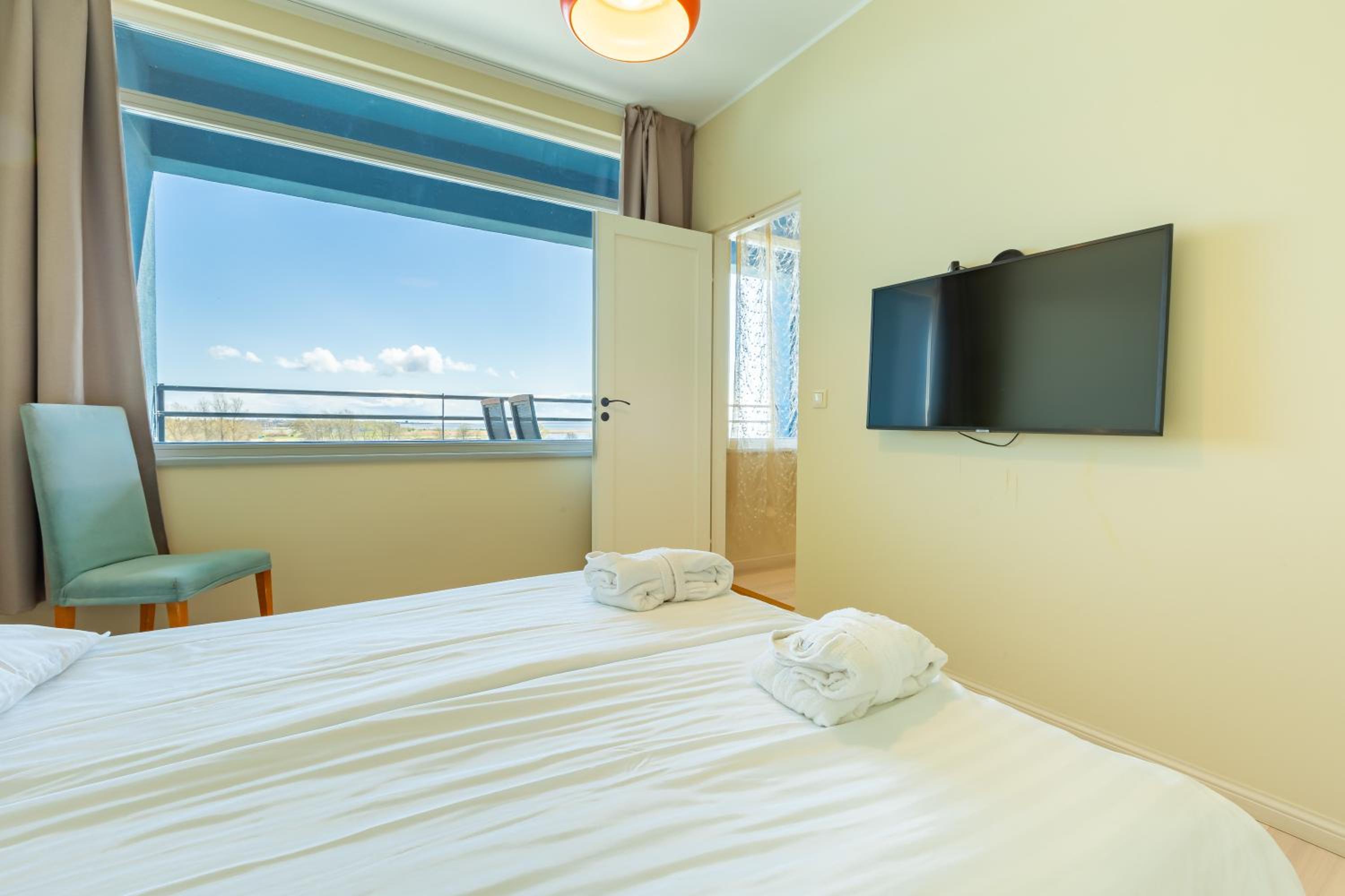 Suite, Sea View