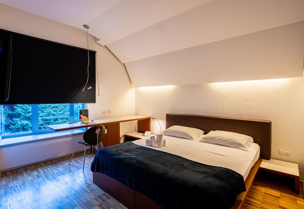 Black Hotel Rome 26/60
