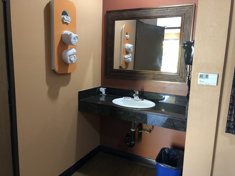 El Rancho Motel 7/24