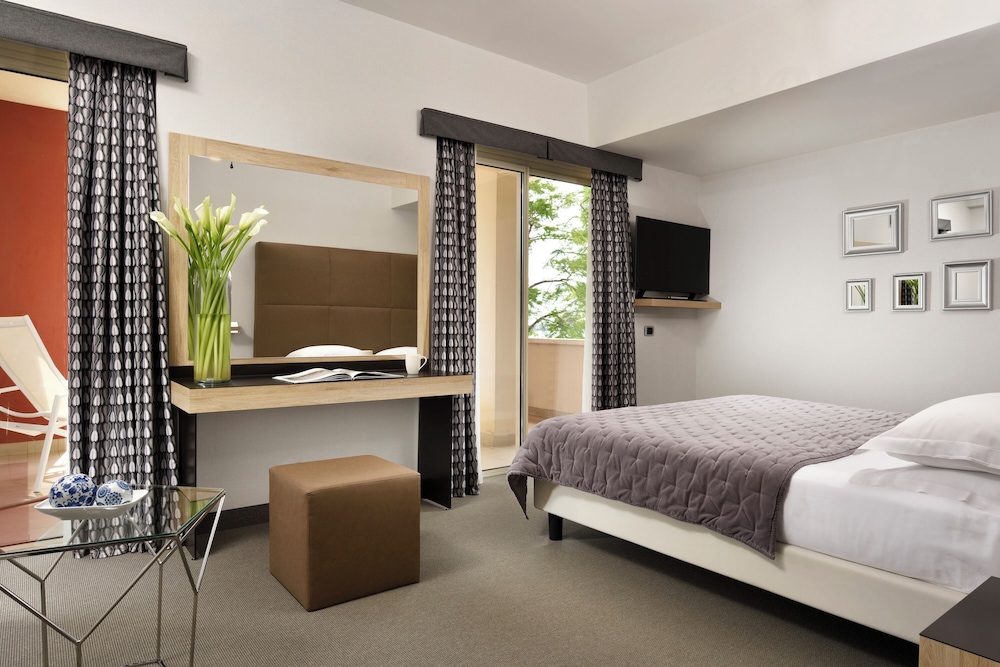JUNIOR SUITE, POOL VIEW, BALCONY