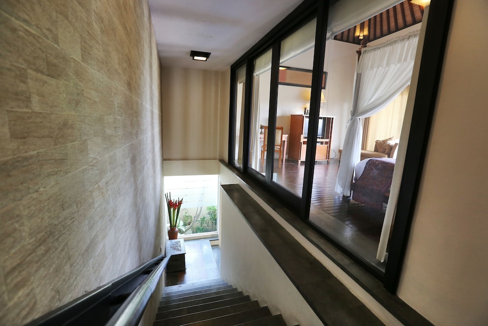 THE SANYAS SUITE 38/72