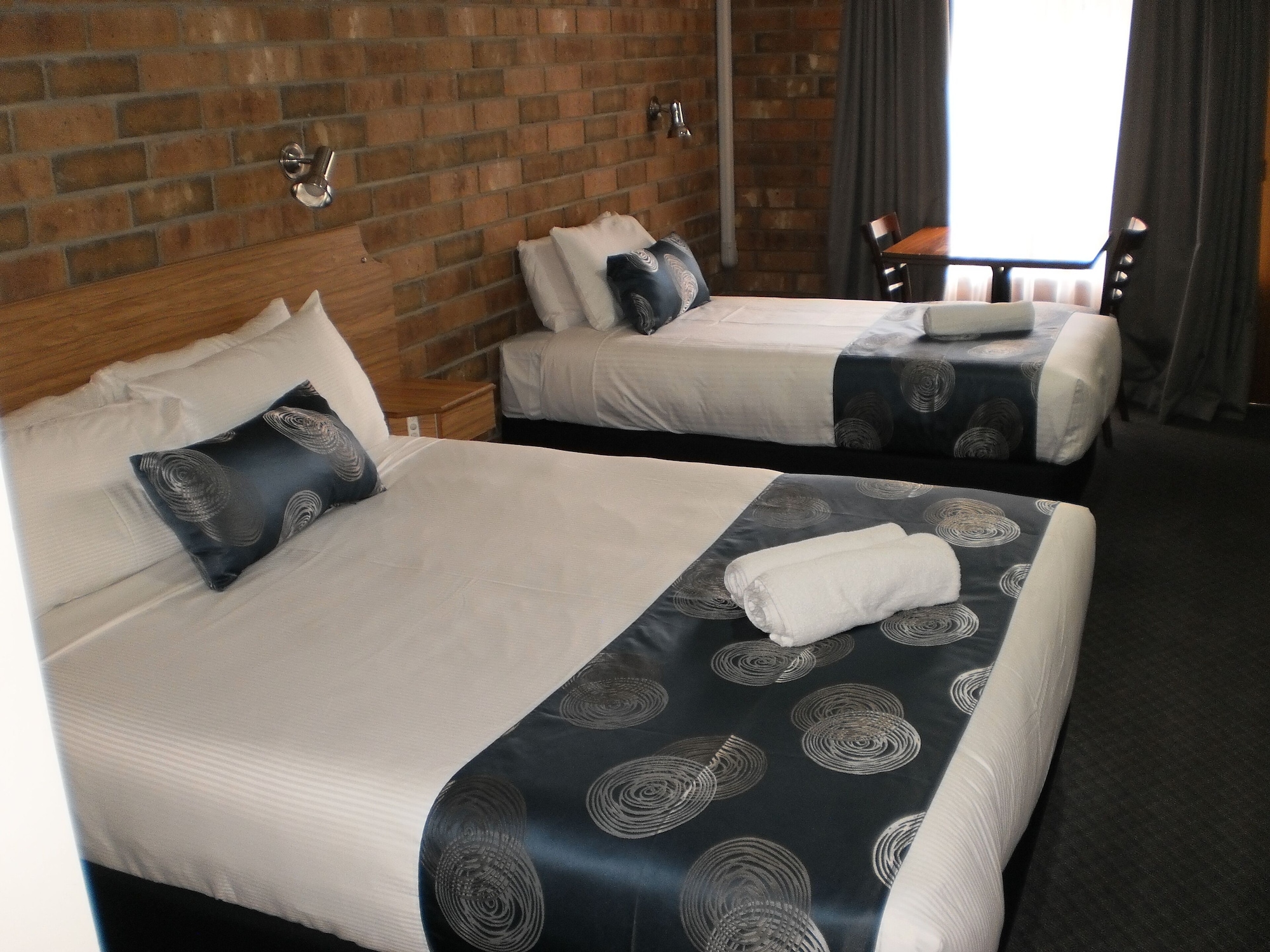 DOWNSTAIRS, DELUXE, TWIN BEDS