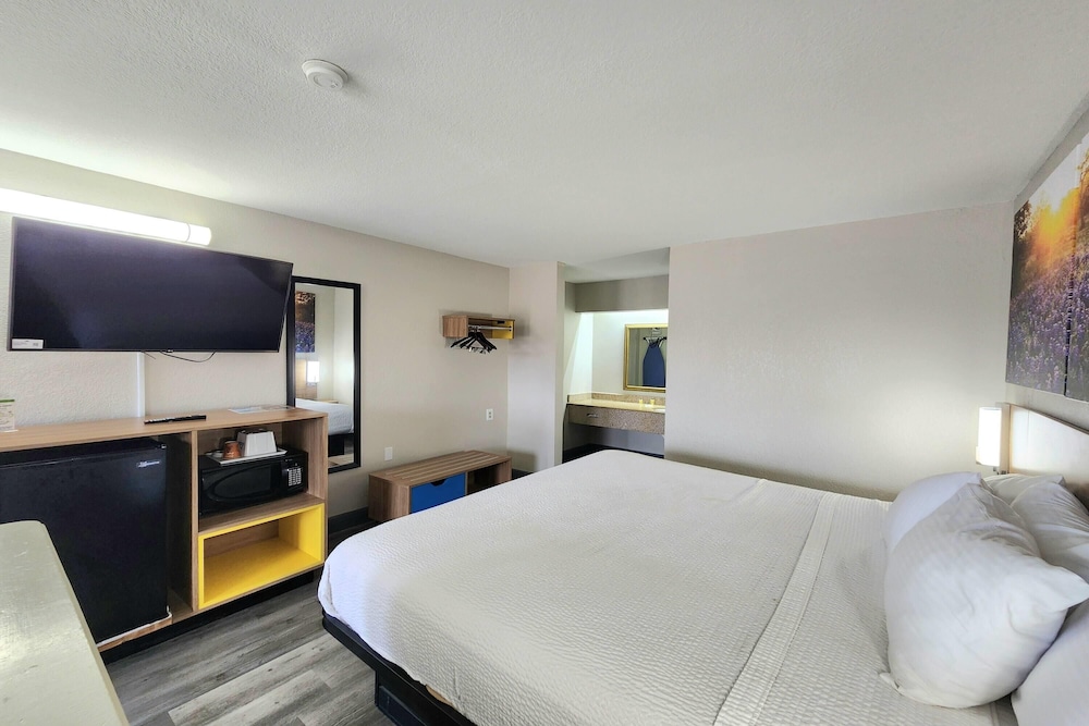 ROOM, KING BED, ACCESSIBLE