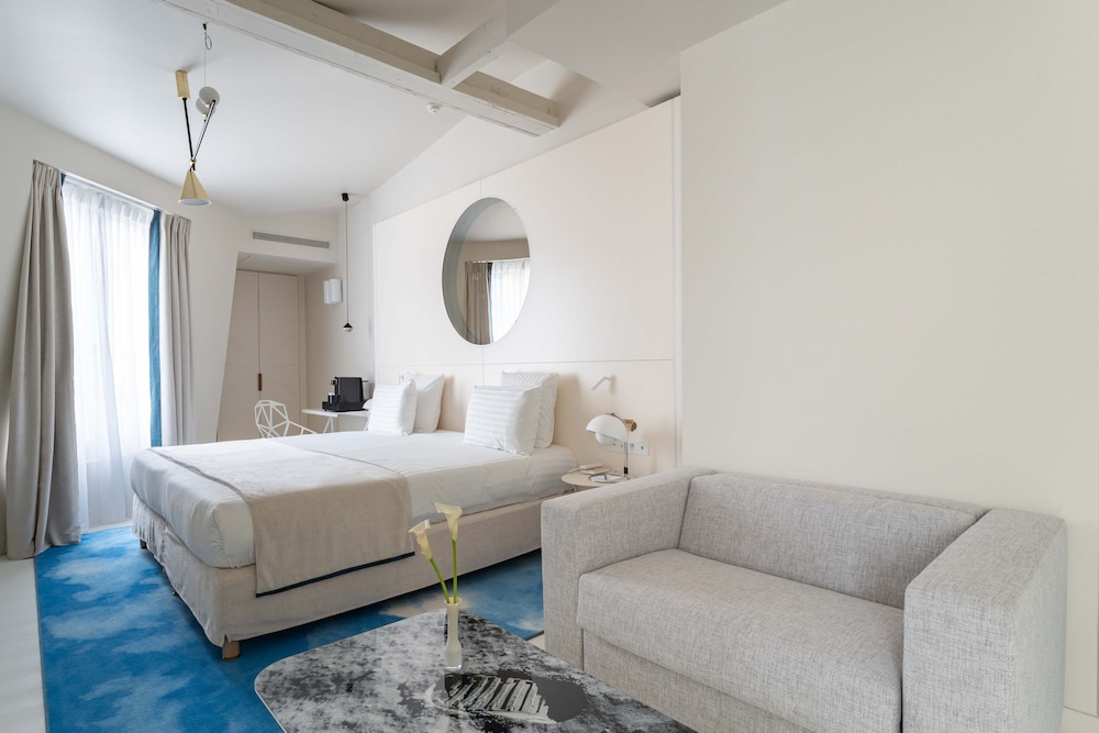 2 BEDROOMS, EXECUTIVE, FAMILY
