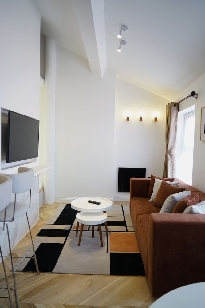 Trueman Court Luxury Serviced Apartments 41/55