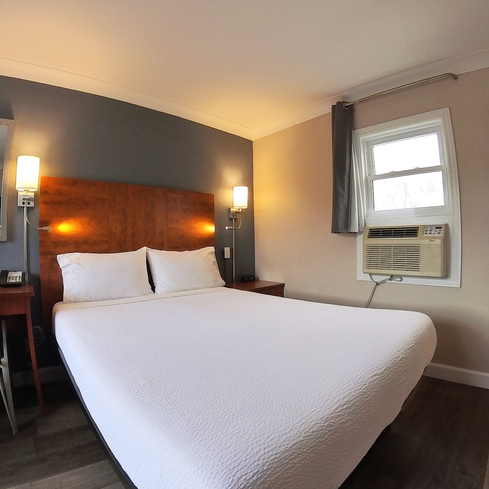 Moonlight Inn and Suites Sudbury 7/50