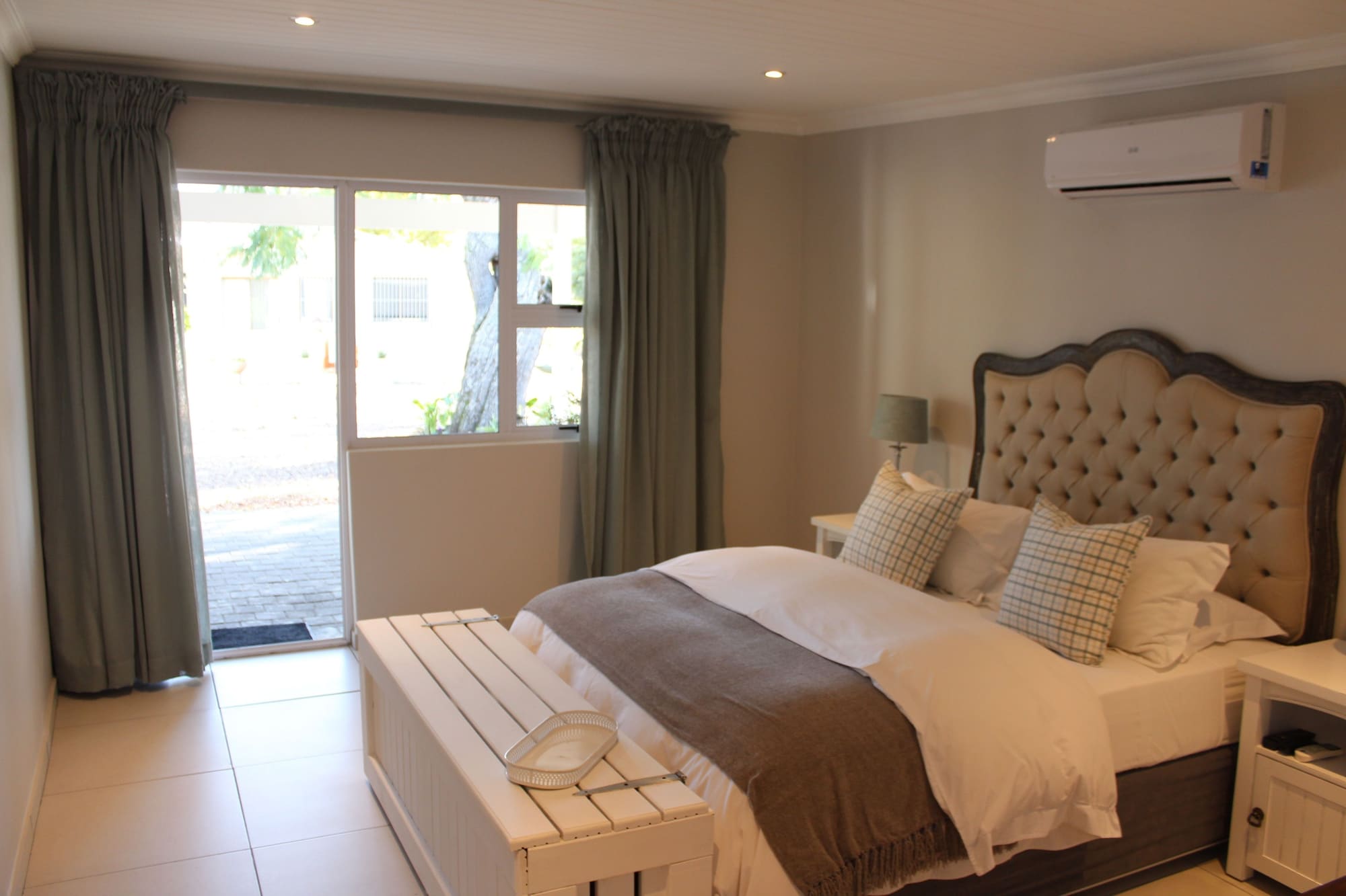 Standard, Queen Bed
