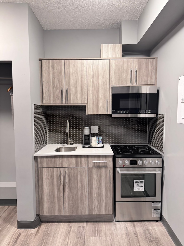 Ramada by Wyndham West Edmonton Hotel & Suites 11/45