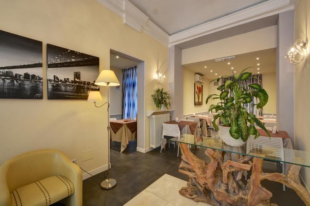 Hotel Universo 24/36