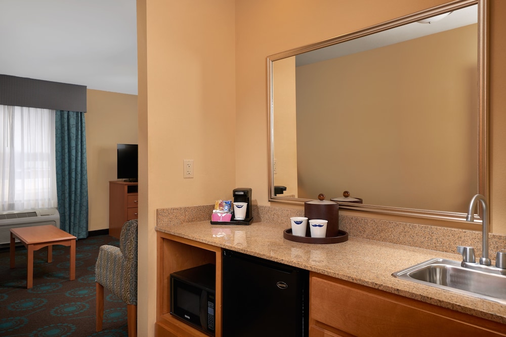 Hampton Inn & Suites Canton 36/54