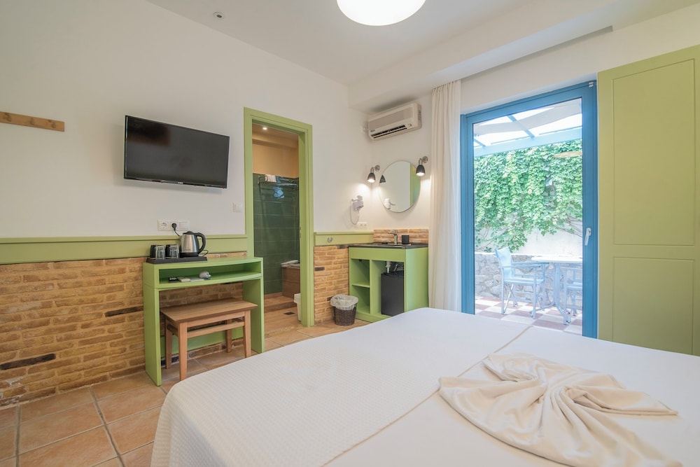 Saronis Hotel 8/50