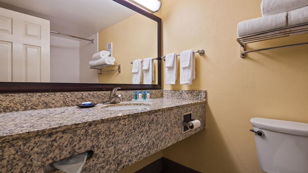 Best Western Louisville East Inn & Suites 16/38