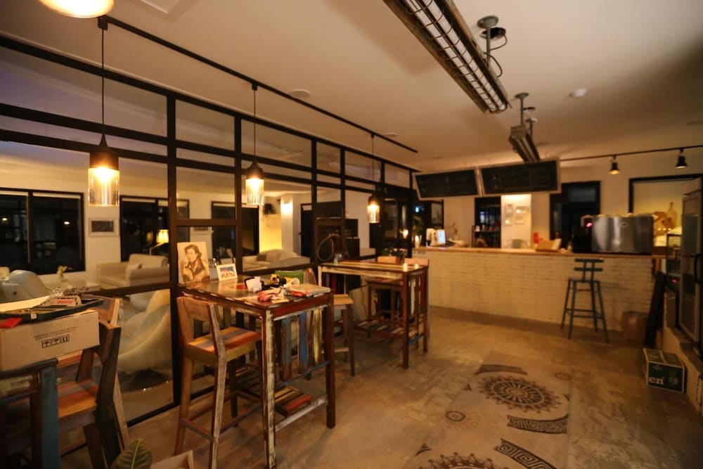Hotel 52 42/57