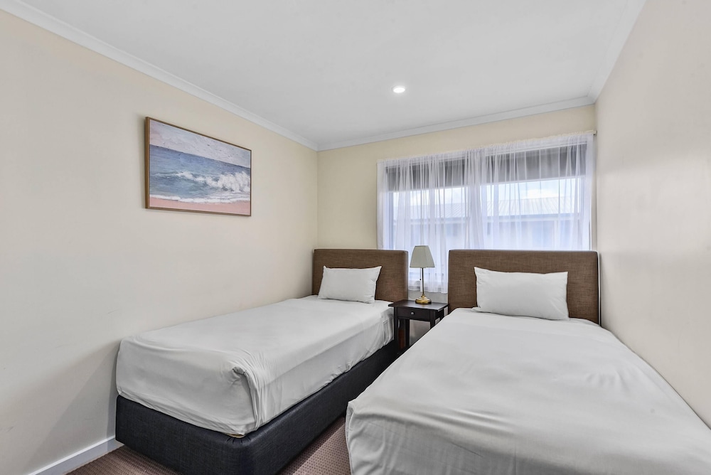 Lakeview Motel & Apartments 14/63
