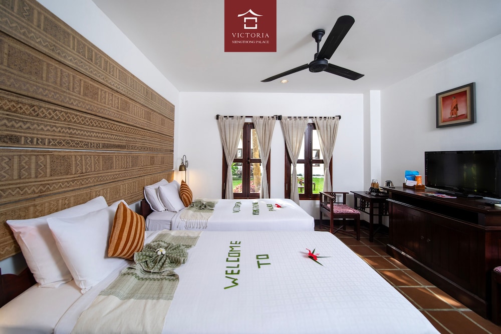 PALACE, TWIN BEDS