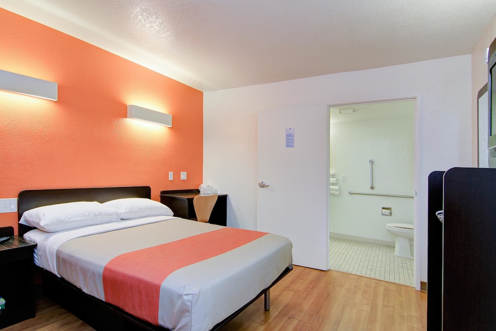 Motel6 Scottsdale, AZ - Old town Scottsdale/Fashion Square 20/40
