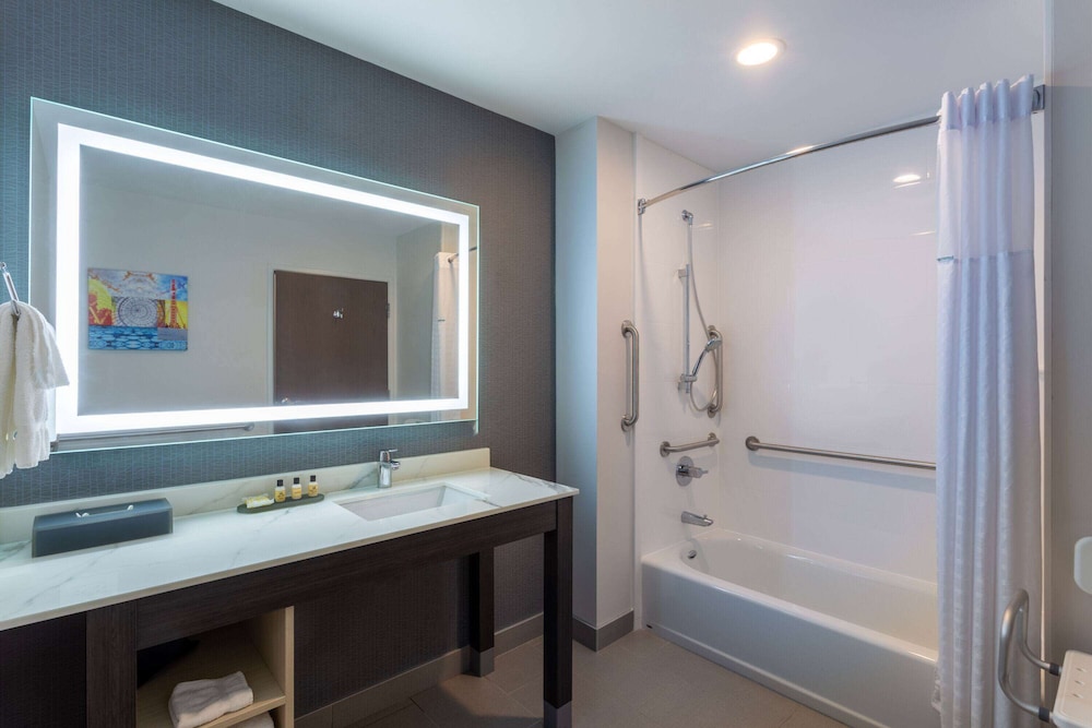 La Quinta Inn & Suites by Wyndham Shorewood 38/40