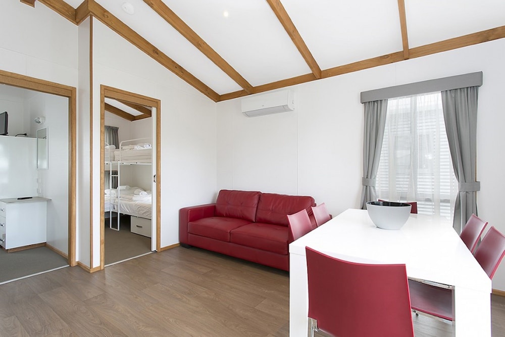 PORTLAND HOLIDAY VILLAGE 15/50