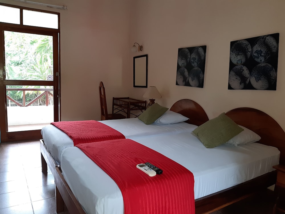 غرفة رباعية بسرير كينج بإطلالة على الحديقة بشرفة، Samara Beach Hotel 3/5