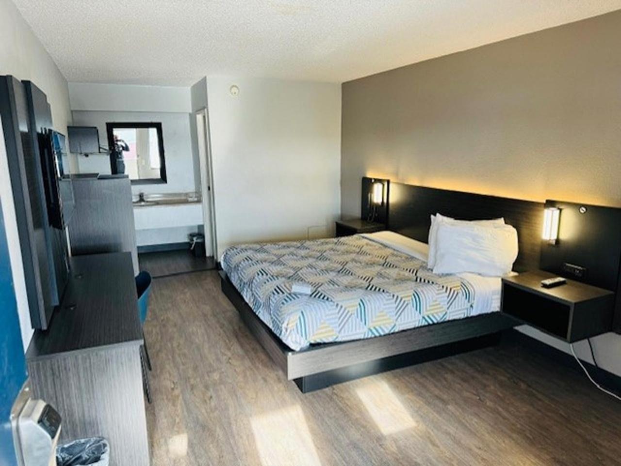 ROOM, QUEEN BED