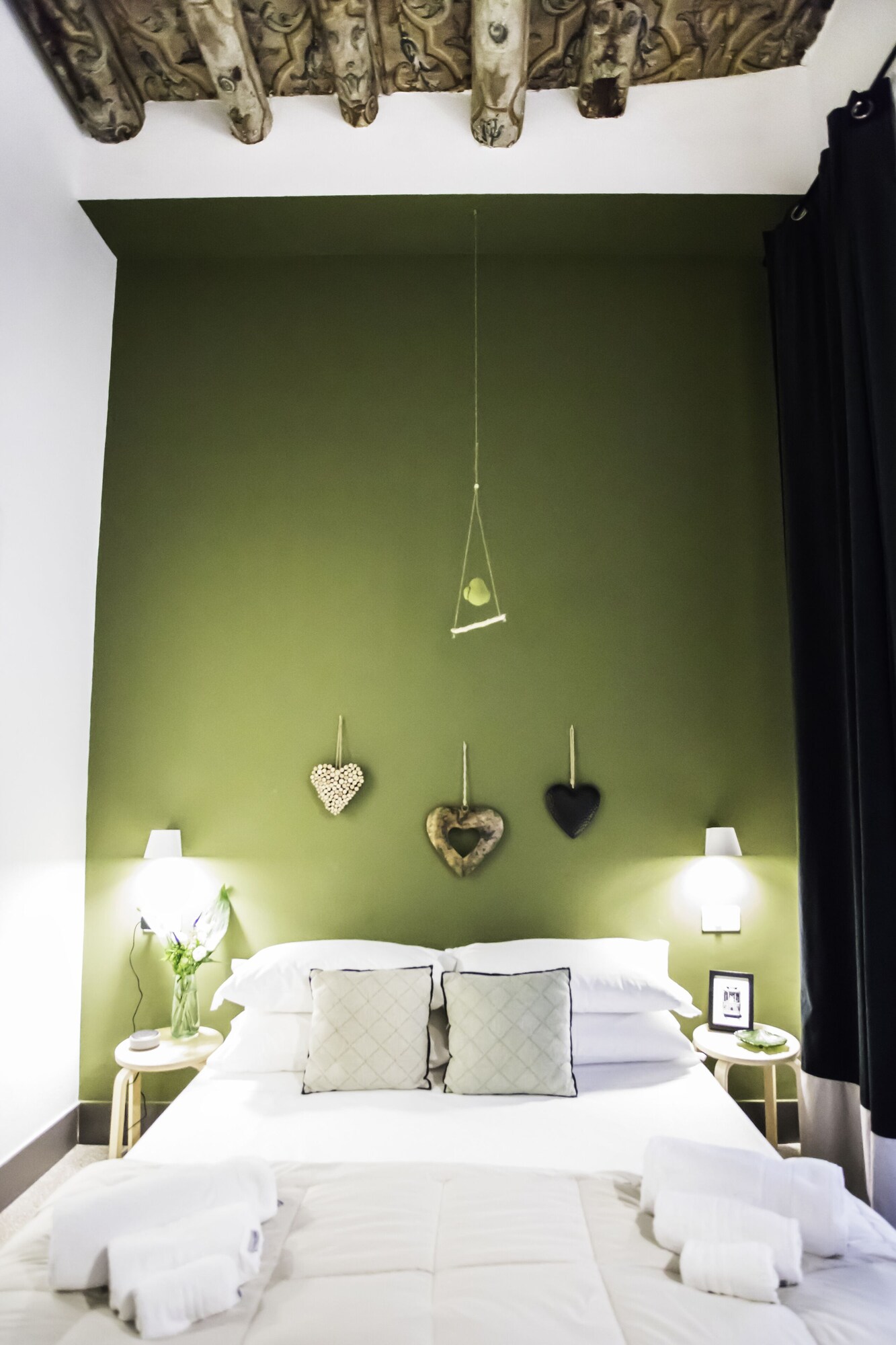 DELUXE, KING BED