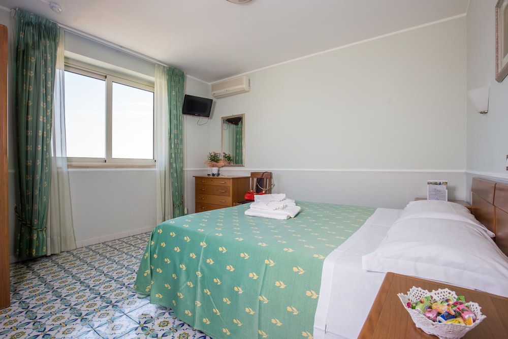 ROOM, DOUBLE BED
