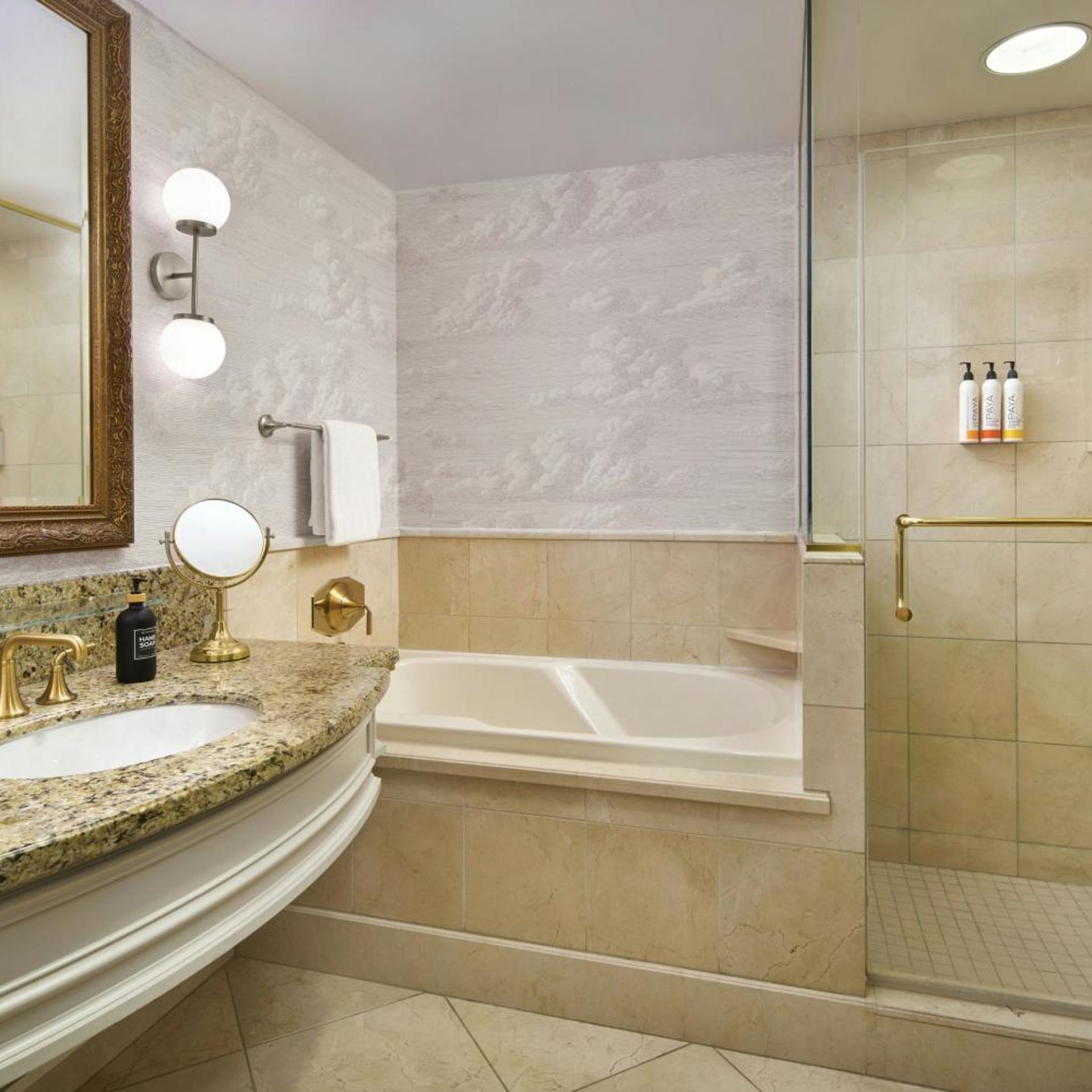 Orchard, King Bed، Carlton Hotel 2/4