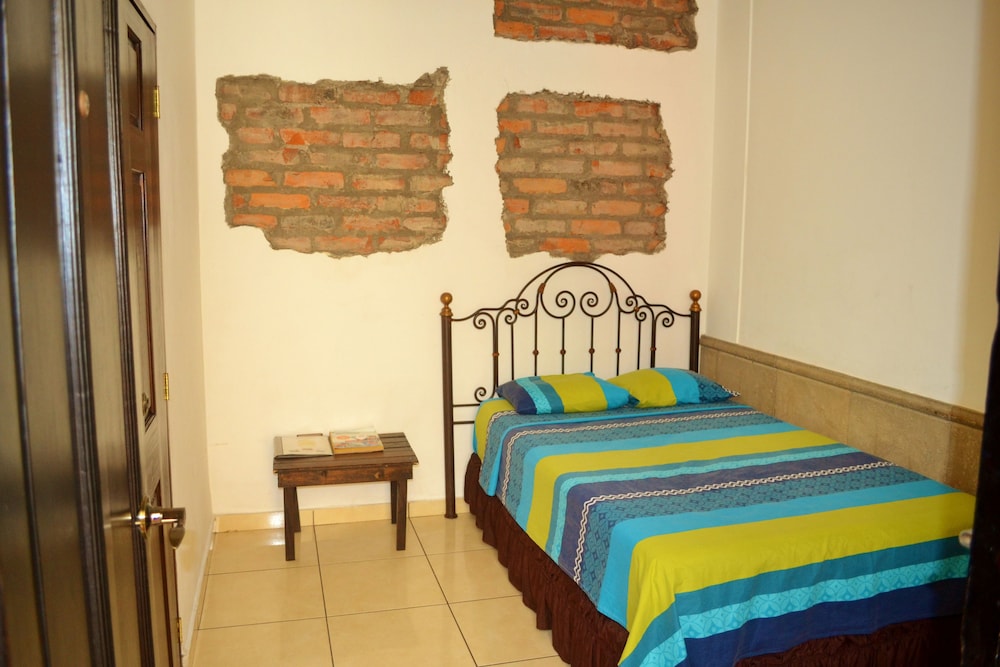 ROOM, SINGLE