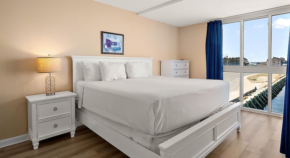 3 Bedrooms, Condo, Premium, 2 Queen and Twin Beds, Bay View, Sofa, Bay Club Resort 9/10