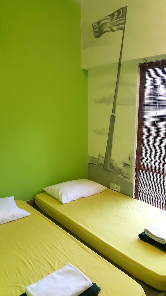 PODs The Backpackers Home & Cafe 12/50