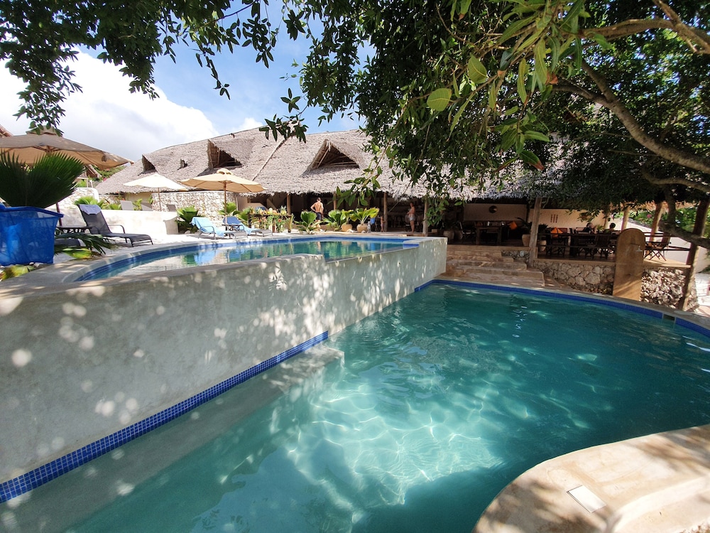 Sunshine Bay Hotel 48/50