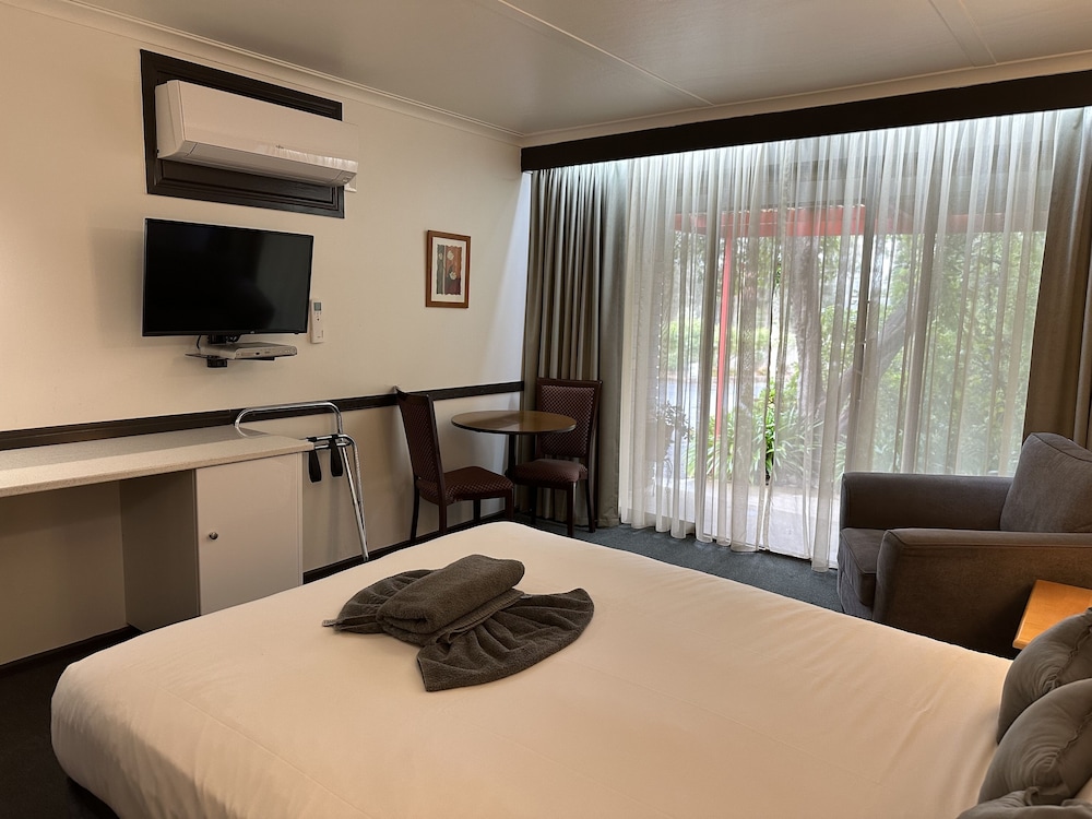 Statesman Motor Inn 23/47