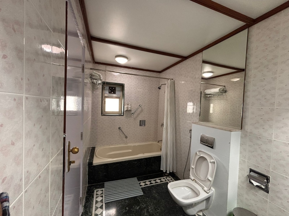 Hiltop Hotel 53/56
