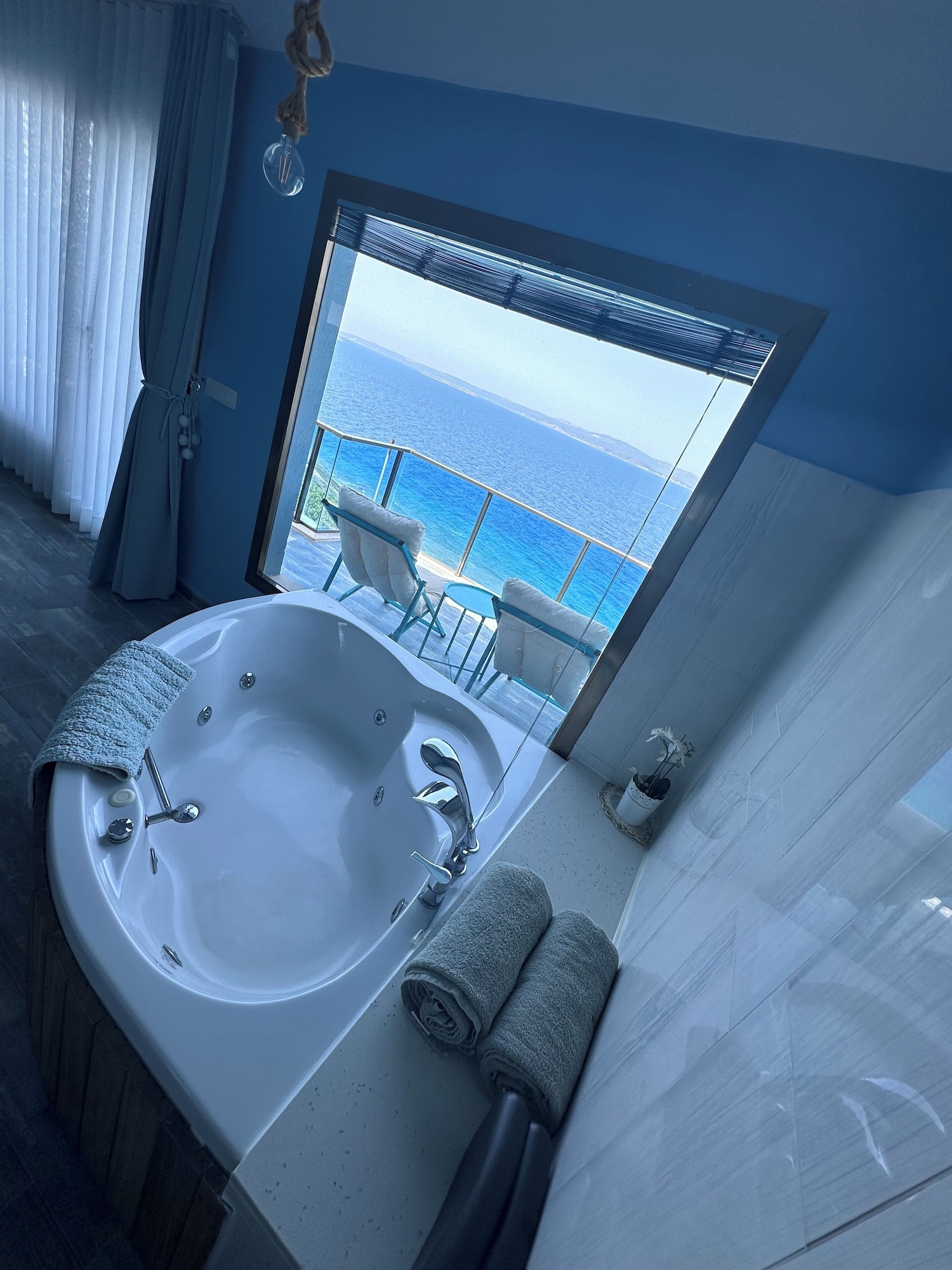 LUXURY, QUEEN BED, SEA VIEW, JETTED TUB
