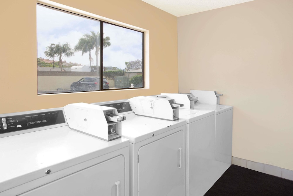 Travelodge by Wyndham Costa Mesa Newport Beach Hacienda 22/25