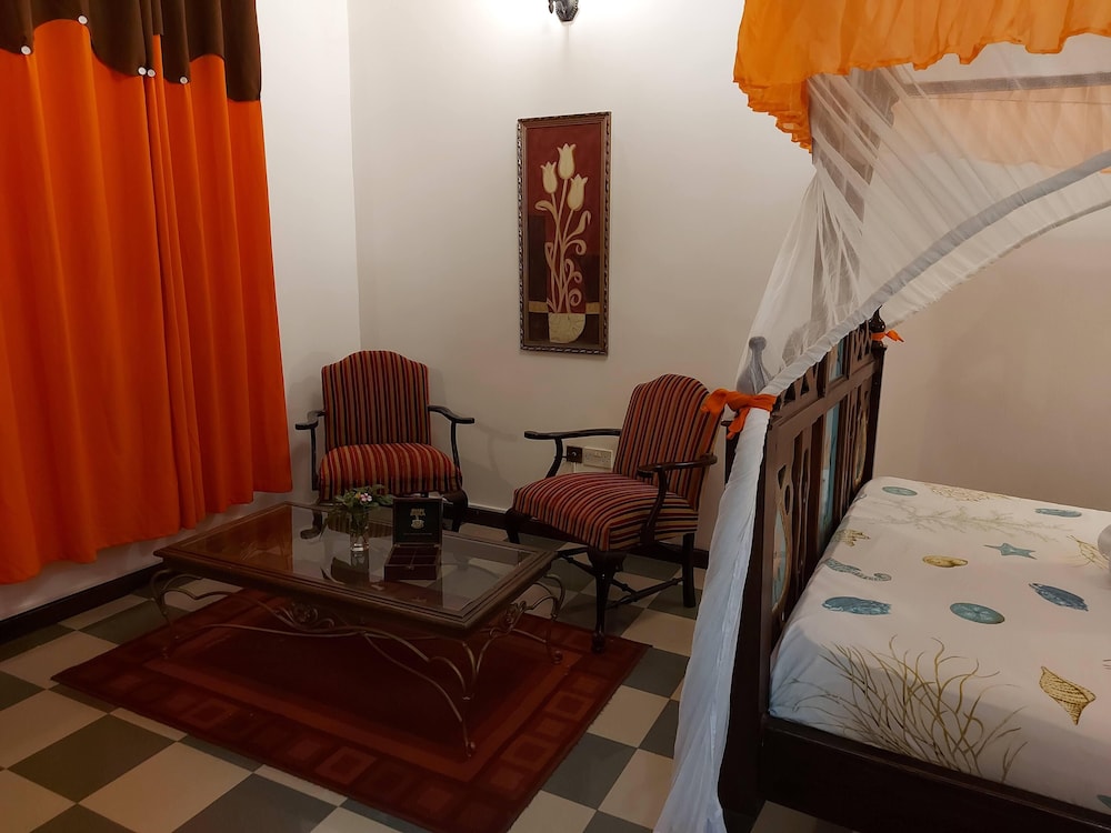 TAUSI PALACE HOTEL 9/90
