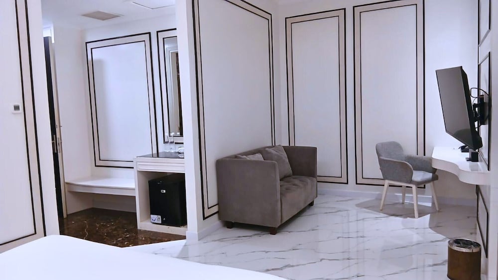The Grantage Hotel and Sky Lounge 50/50
