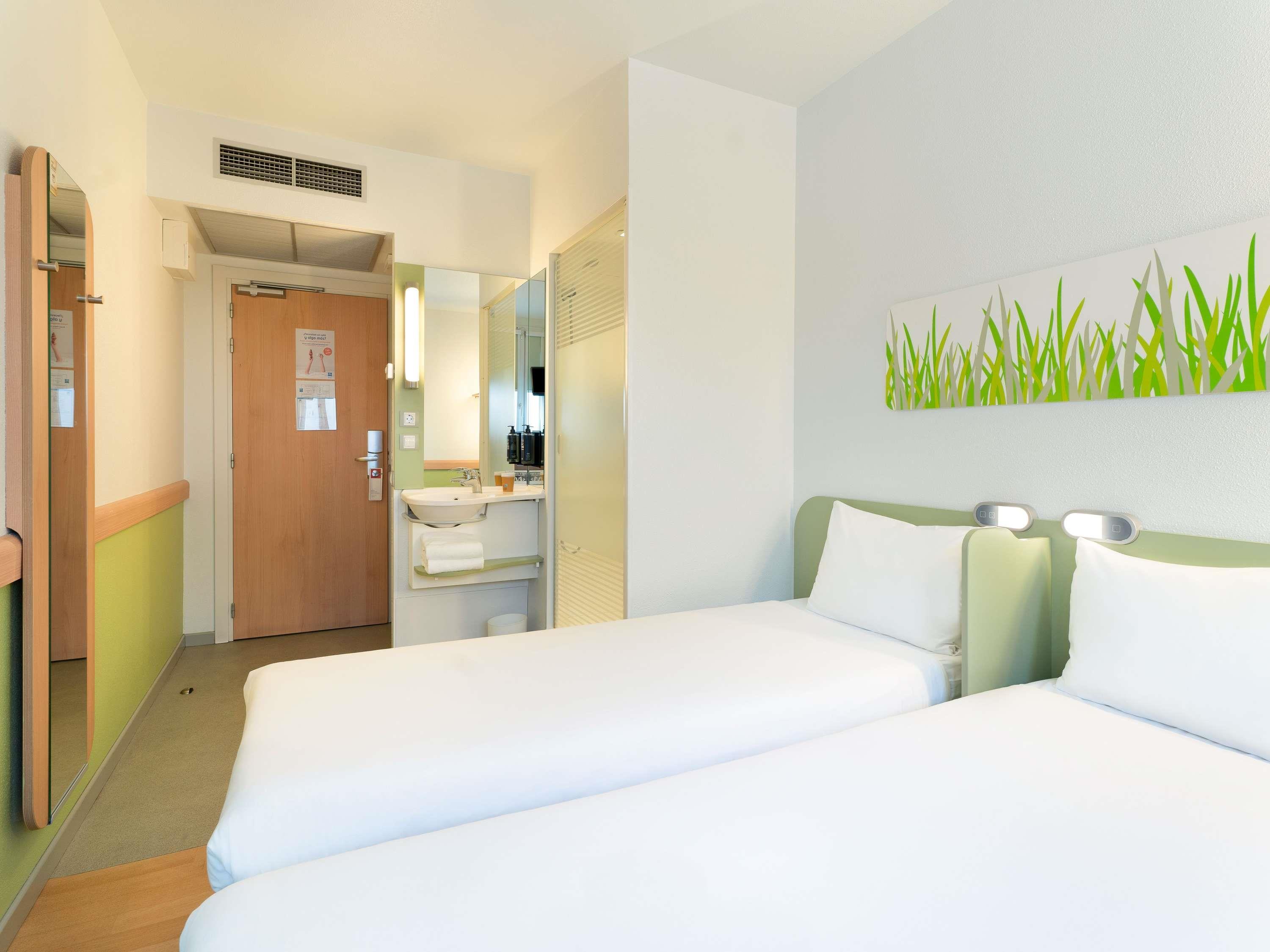 ROOM, TWIN BEDS